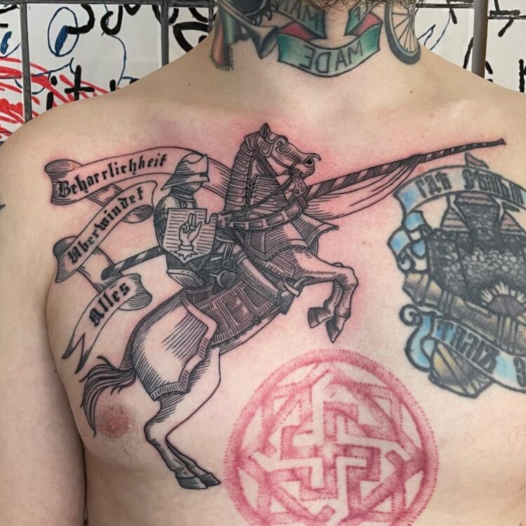 Рыцарь на коне, мужская тату на груди