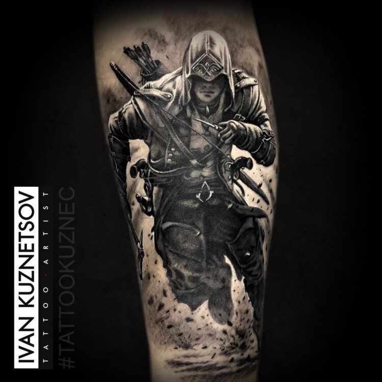 Тату Assassin's Creed в стиле блэк энд грей на голени (икрах) у парня