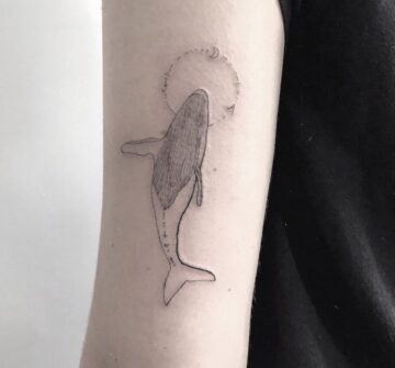 Тату кит в стиле лайнворк на плече у девушки