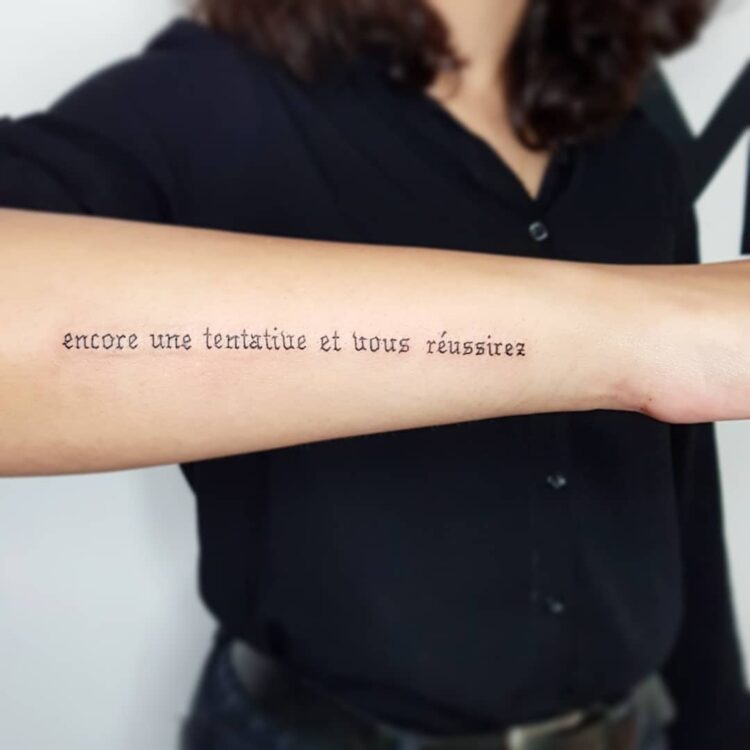 Тату надпись - Encore une tentative et vous reussirez