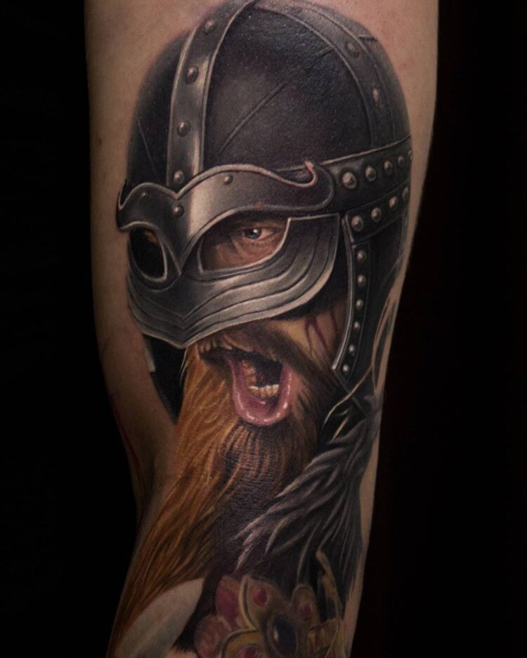 Тату викинг, воин в стиле портрет на плече у парня