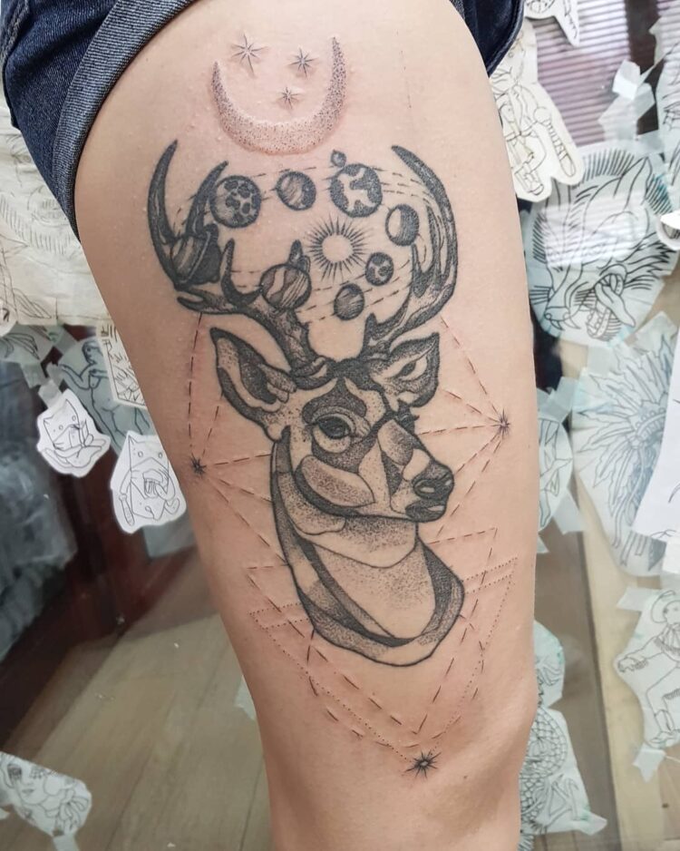 Космический олень, тату на бедре у девушки