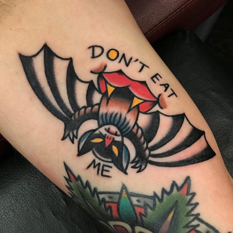 Летучая мышь и надпись Don`t eat me
