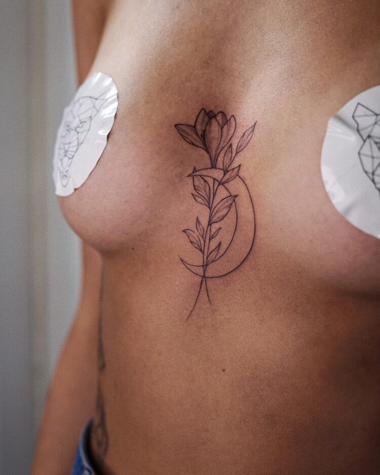 Цветок с листьями и полумесяц, тонкая тату на груди