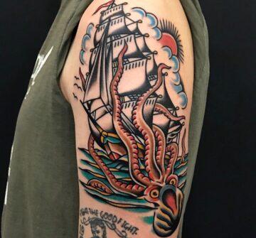 Тату корабль, осьминог в стиле традишнл на плече у парня