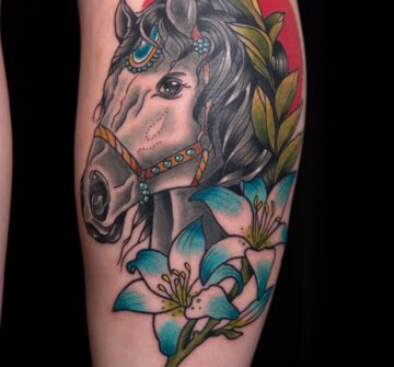 Лошадь с цветами и лавровой веткой, тату на ноге