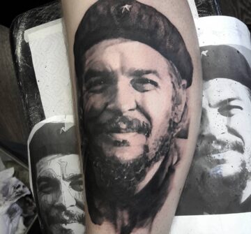 Портрет Че Гевара, тату на ноге у парня