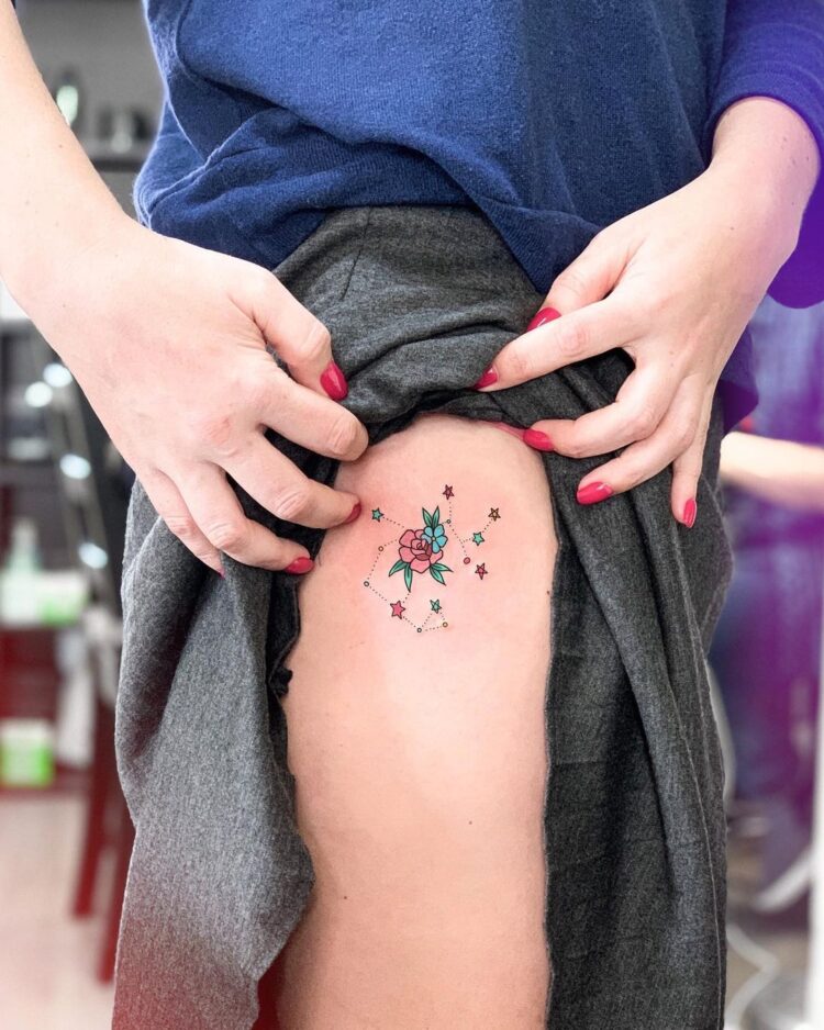 Созвездие Стрельца, звезды и цветки, маленькая тату на бедре
