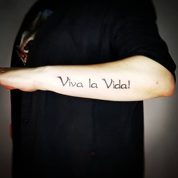 Надпись Viva la Vida, тату на предплечье