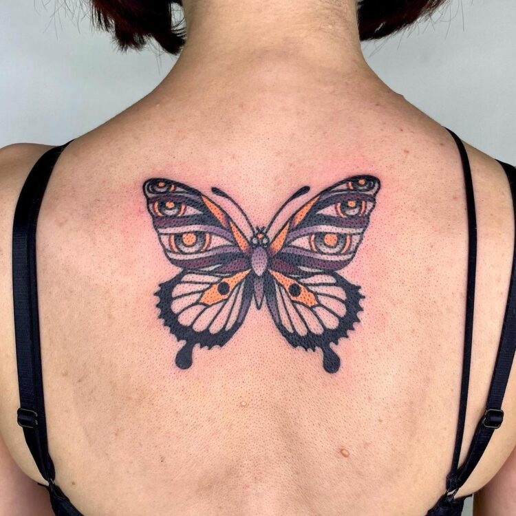 Тату бабочки в стиле нео-традишнл на спине у девушки