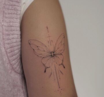 Тату бабочки в стиле минимализм на плече у девушки