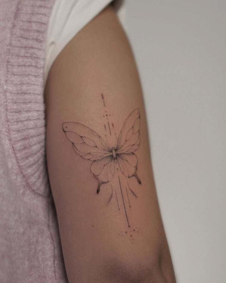 Тату бабочки в стиле минимализм на плече у девушки