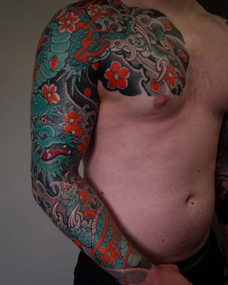 Японская тату с драконом и цветами