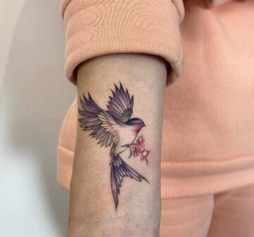 Птицы с цветами, маленькая тату на предплечье