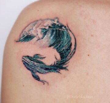 Тату волна, рыбка в стиле абстракция на плече у девушки