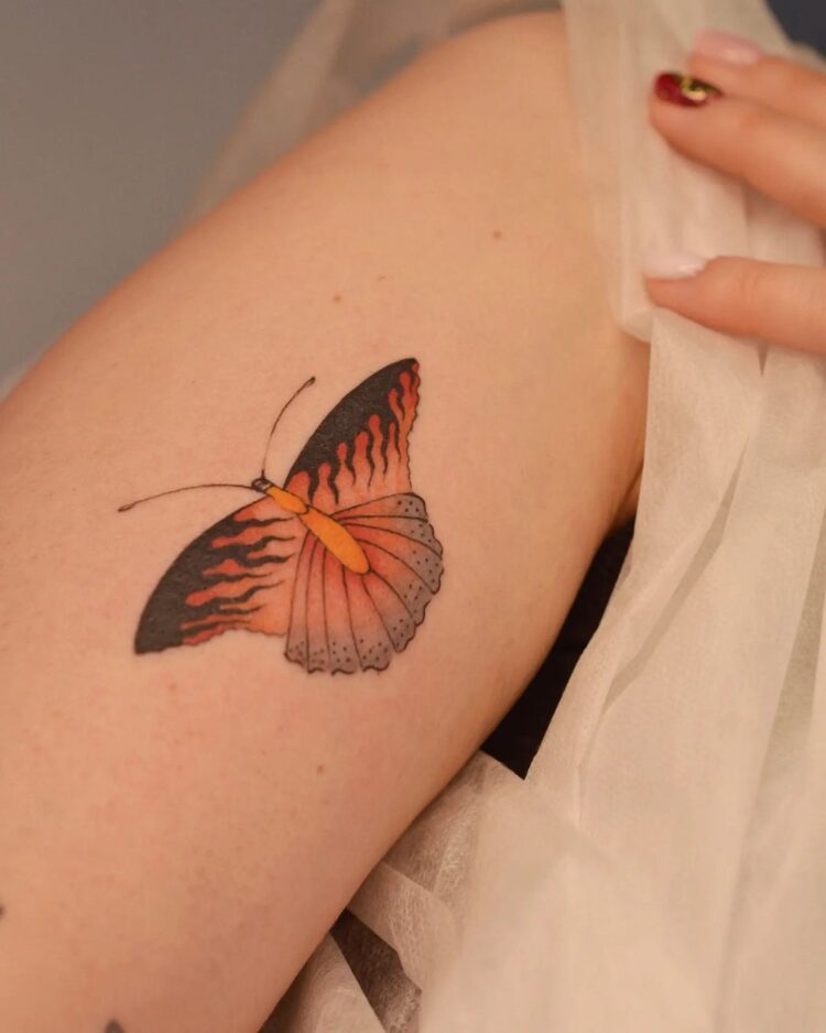 Тату бабочки  на руке у девушки
