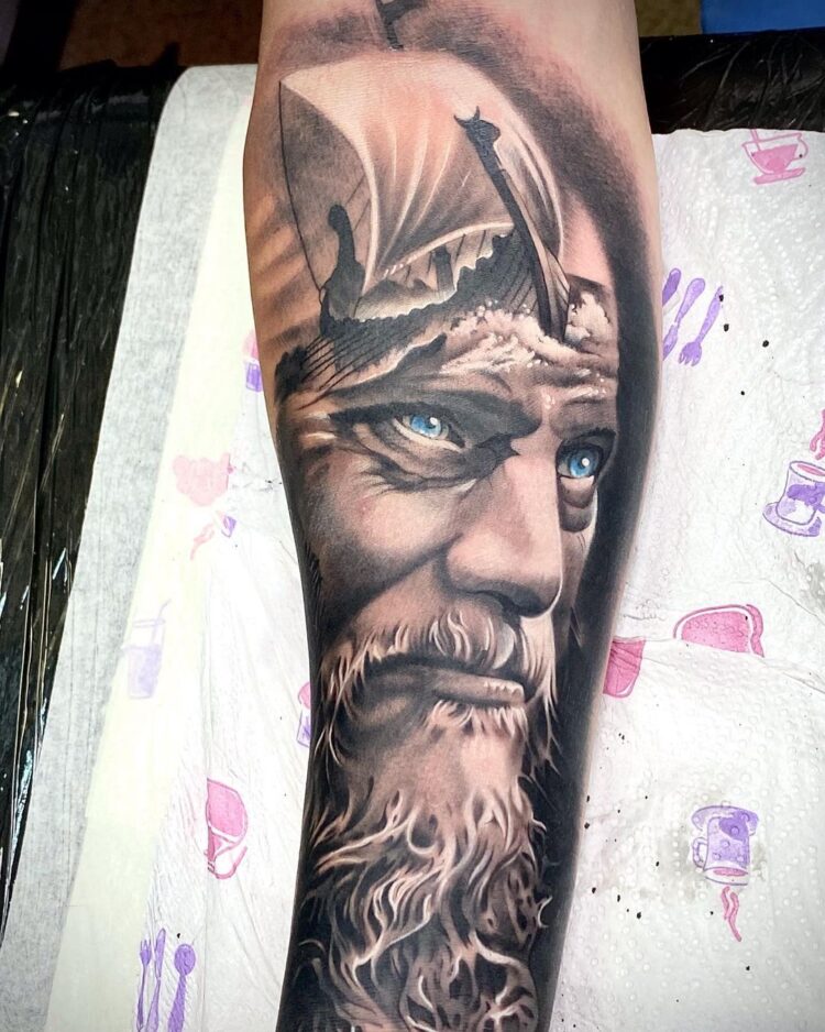 Портрет викинга и лодка, тату на руке у парня