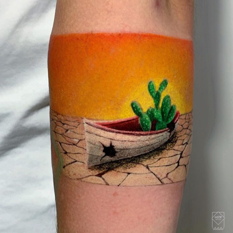 Старая лодка с кактусами
