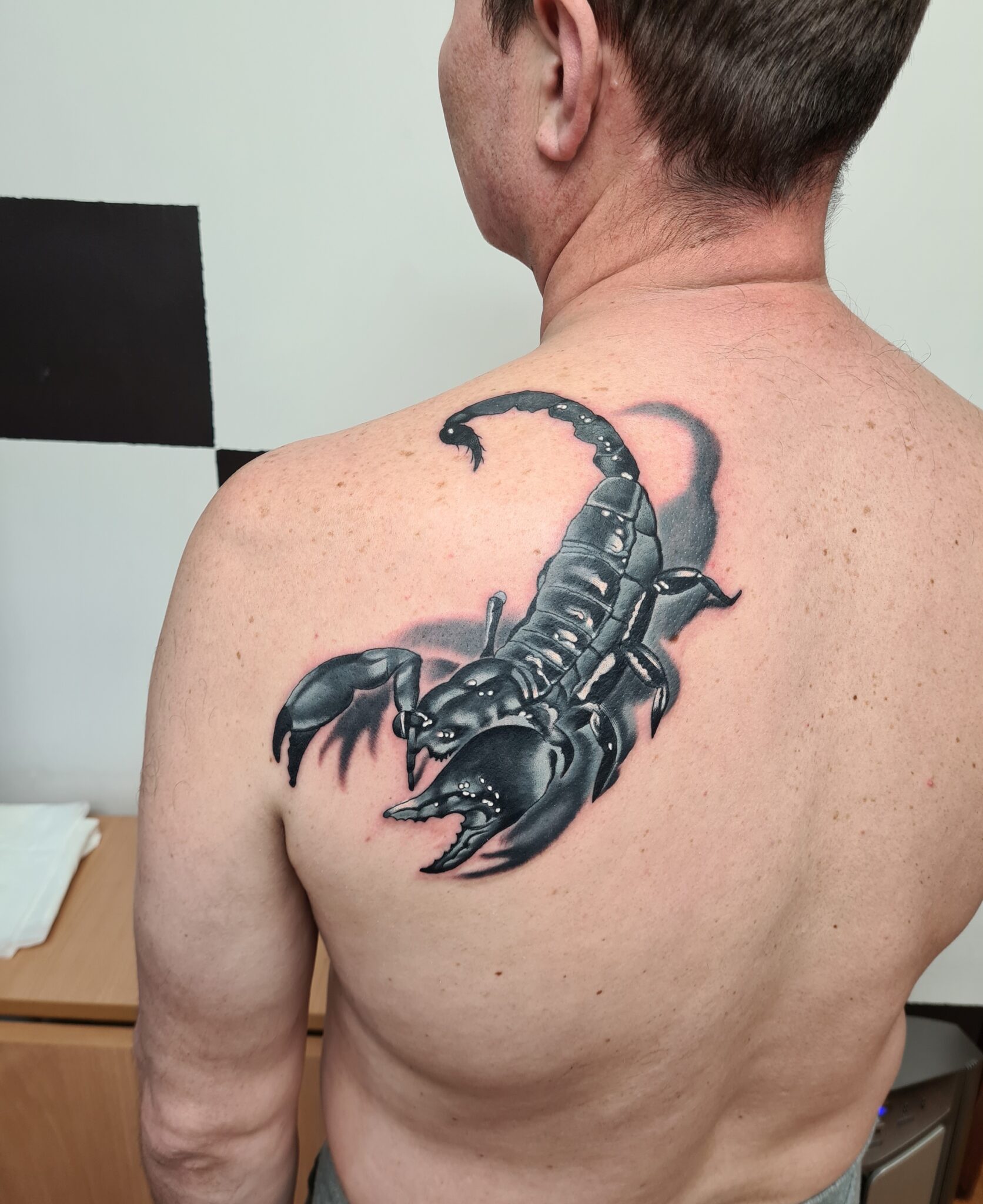 татуировка скорпион на лопатке
