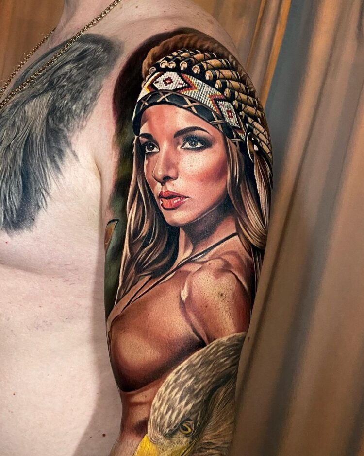 Девушка с индейскими перьями, реализм, тату на плече