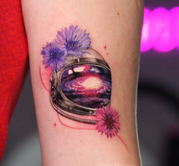 Космос внутри шлема и цветы, маленькая тату на руке