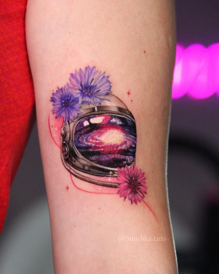 Космос внутри шлема и цветы, маленькая тату на руке