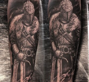 Тату воин из Dark Souls в стиле блэк энд грей на предплечье у парня