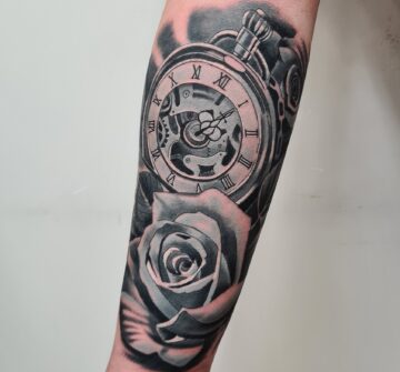 Часы и роза