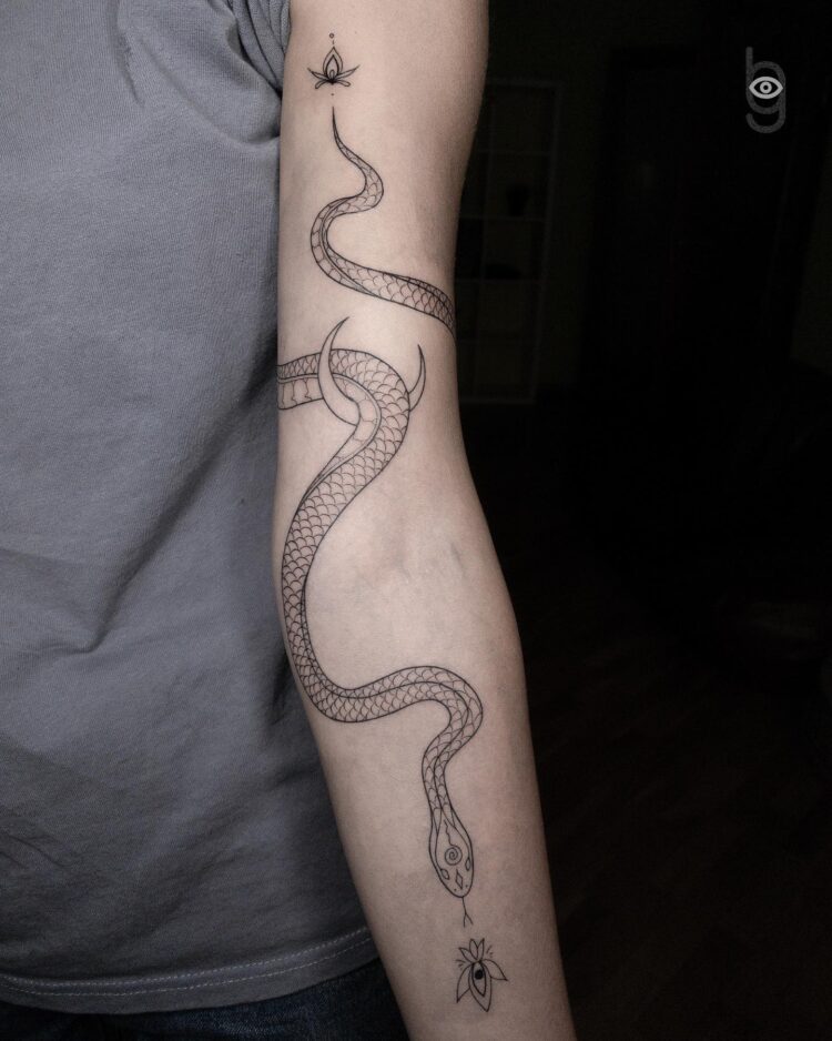 Тату змея в стиле лайнворк на руке у девушки
