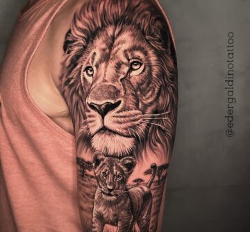 Лев и львенок, мужская тату на плече