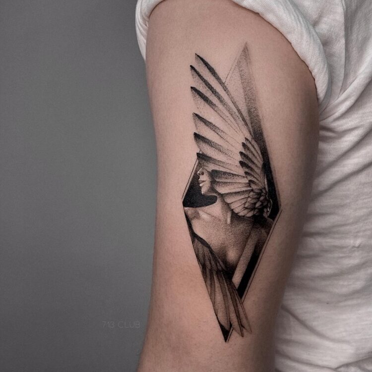 Тату крылья, скульптура в стиле блэк энд грей, графика на плече у девушки