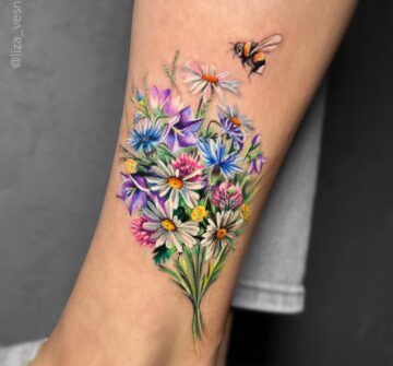 Тату пчела, цветы на голени (икрах), на щиколотке (лодыжке) у девушки