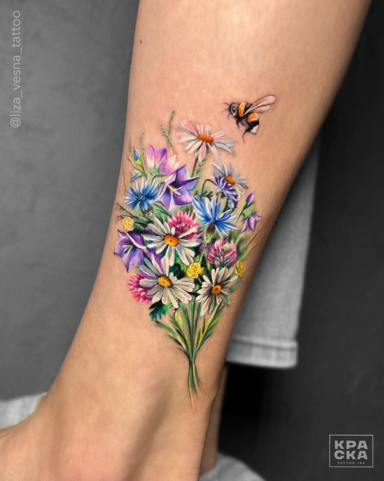 Тату пчела, цветы на голени (икрах), на щиколотке (лодыжке) у девушки