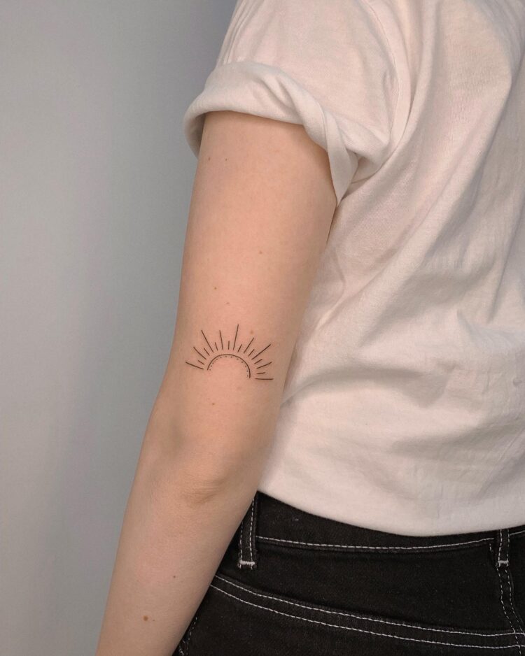 Половинка солнца, тату в стиле минимализм на руке