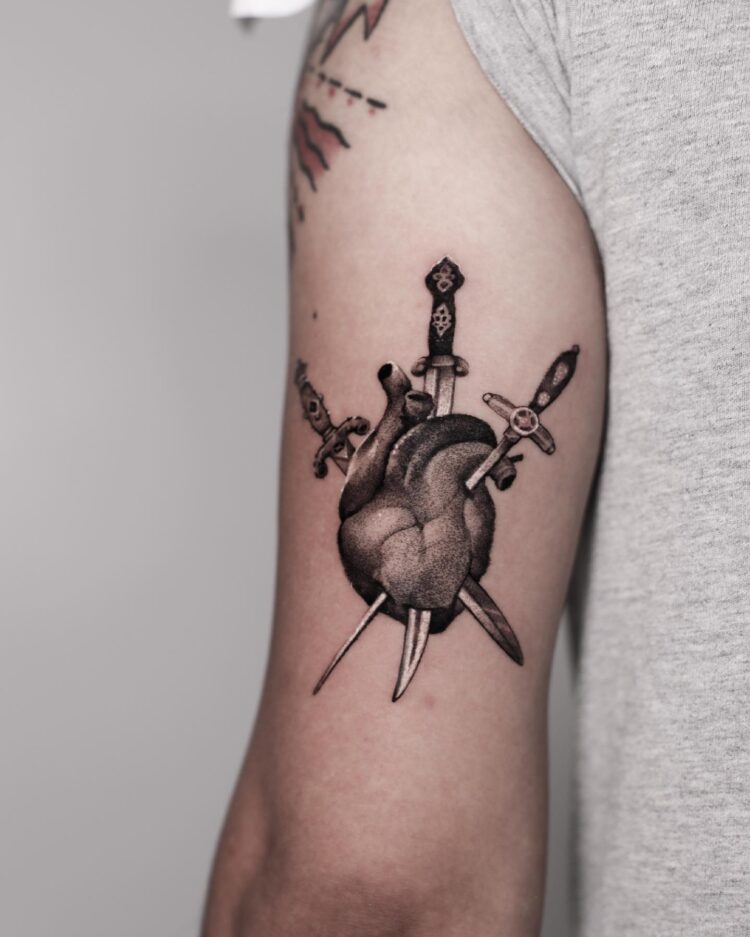 Проткнутое мечами сердце, тату в стиле графика на задней части плеча