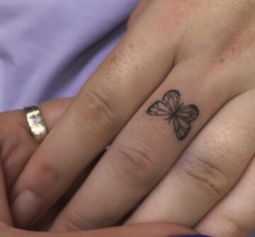 Тату бабочки в стиле лайнворк на пальцах у девушки
