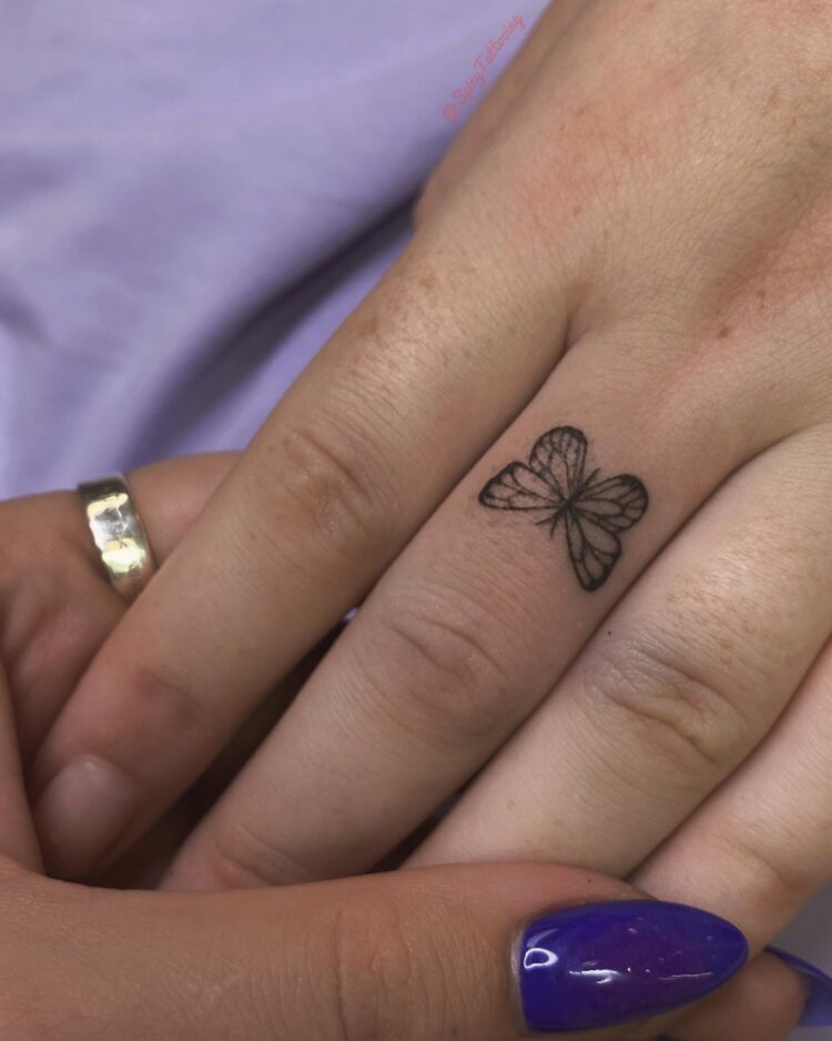 Тату бабочки в стиле лайнворк на пальцах у девушки