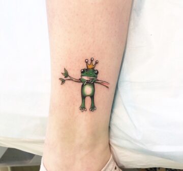 Лягушка в короне, маленькая тату над щиколоткой