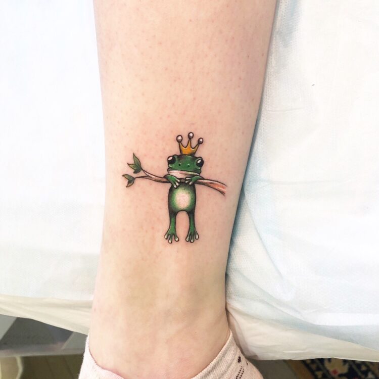 Лягушка в короне, маленькая тату над щиколоткой