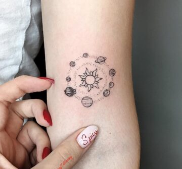 Солнечная система, маленькая тату на руке