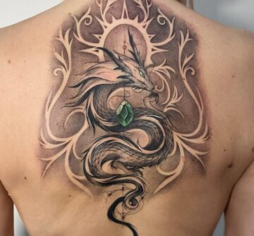 Тату дракон с бриллиантом в стиле блэк энд грей на спине у девушки