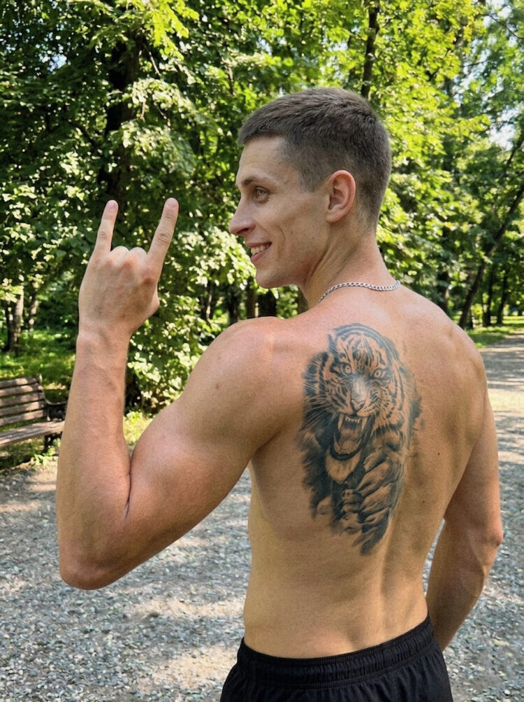 Тату оскал тигра на лопатке у парня