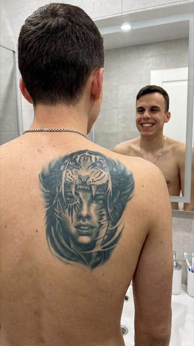 Татуировка на лопатке Максим Тоцкий